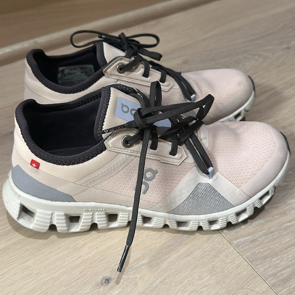 On Running Women's Shoes in Cream and Black - Picture 4 of 5